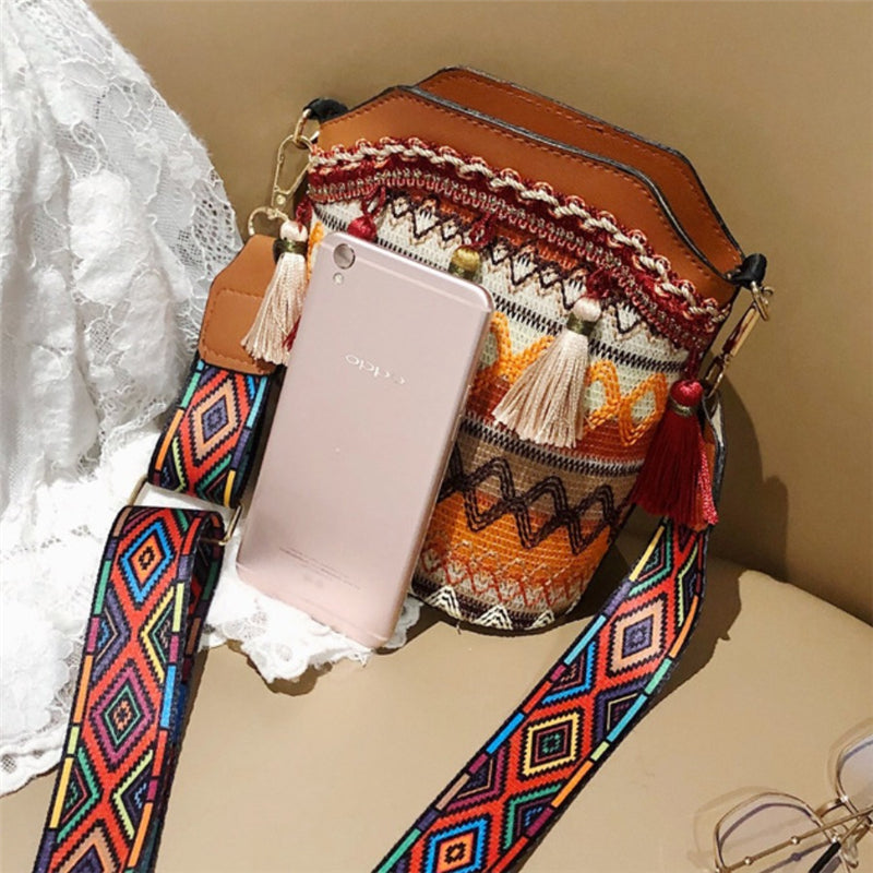 Bolso bandolera informal de moda con diseño de borlas y estampado étnico de patchwork