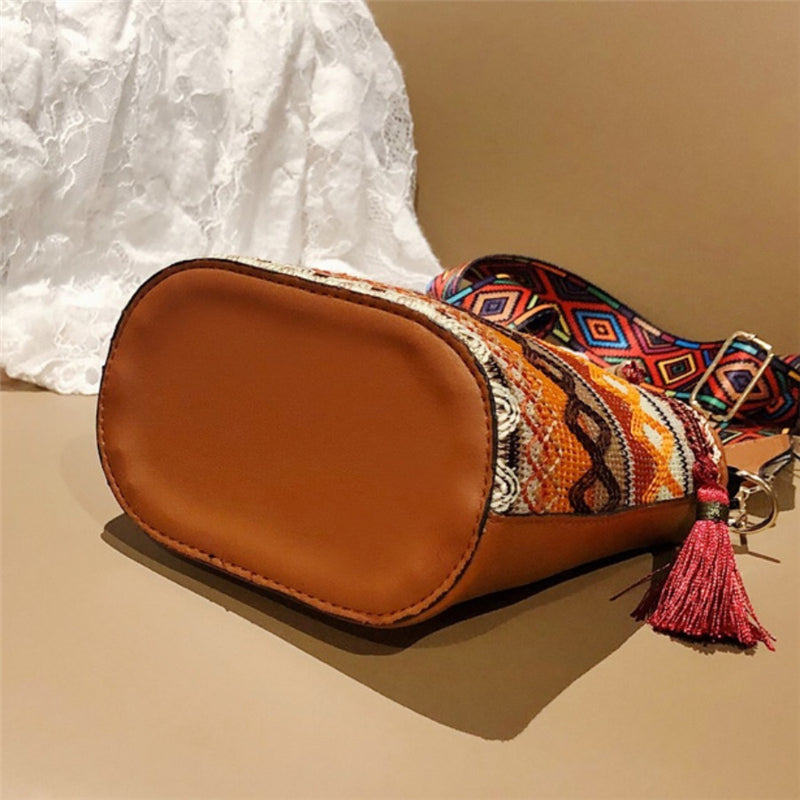 Bolso bandolera informal de moda con diseño de borlas y estampado étnico de patchwork