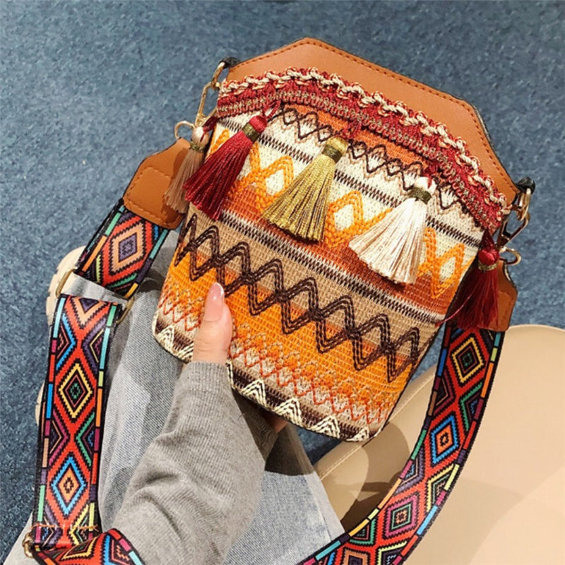 Bolso bandolera informal de moda con diseño de borlas y estampado étnico de patchwork