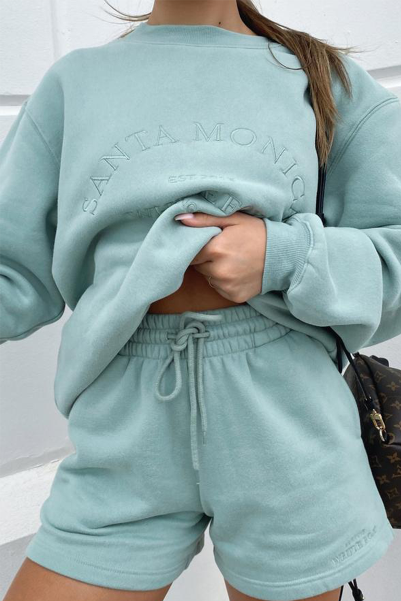 Tops casuales con cuello redondo y letras bordadas