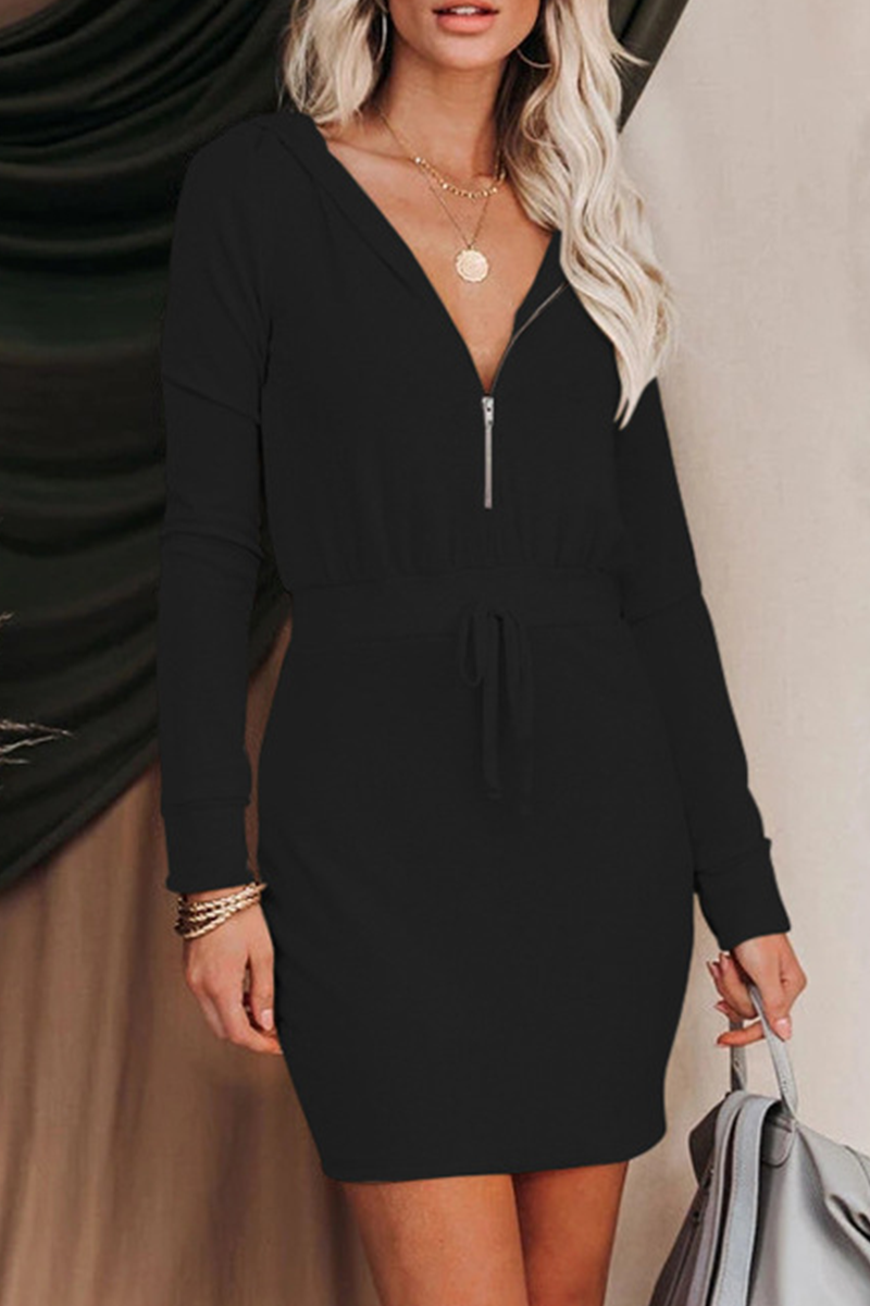 Elegante vestido de falda cruzada con cuello con capucha y cremallera de frenillo sólido