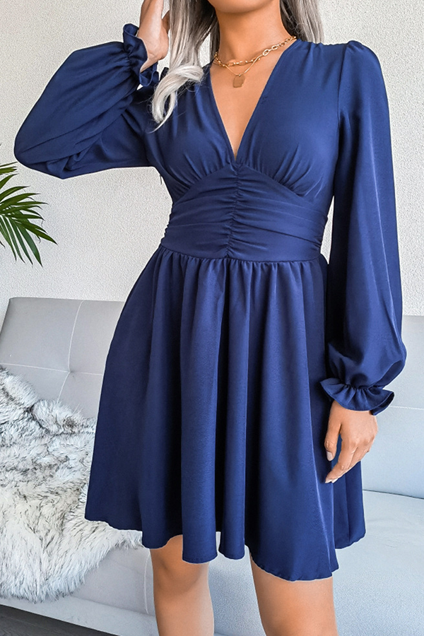 Vestidos elegantes de moda con falda de cintura alta, con pliegues y aberturas laterales.
