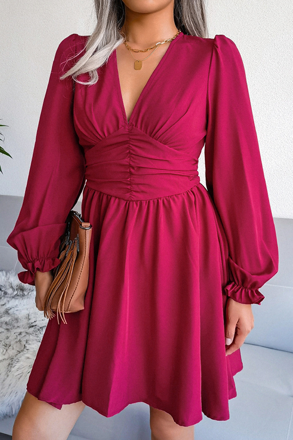 Vestidos elegantes de moda con falda de cintura alta, con pliegues y aberturas laterales.