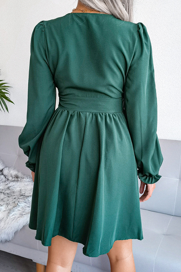 Vestidos elegantes de moda con falda de cintura alta, con pliegues y aberturas laterales.