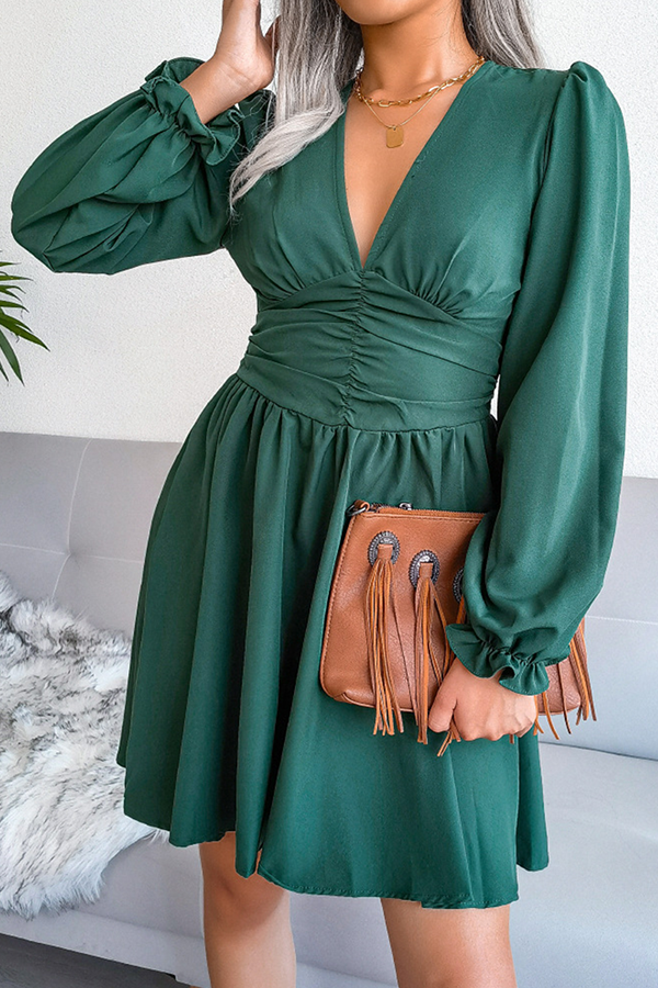 Vestidos elegantes de moda con falda de cintura alta, con pliegues y aberturas laterales.