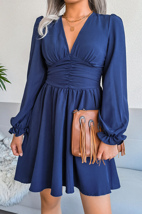 Vestidos elegantes de moda con falda de cintura alta, con pliegues y aberturas laterales.