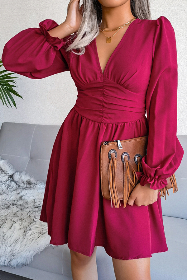 Vestidos elegantes de moda con falda de cintura alta, con pliegues y aberturas laterales.