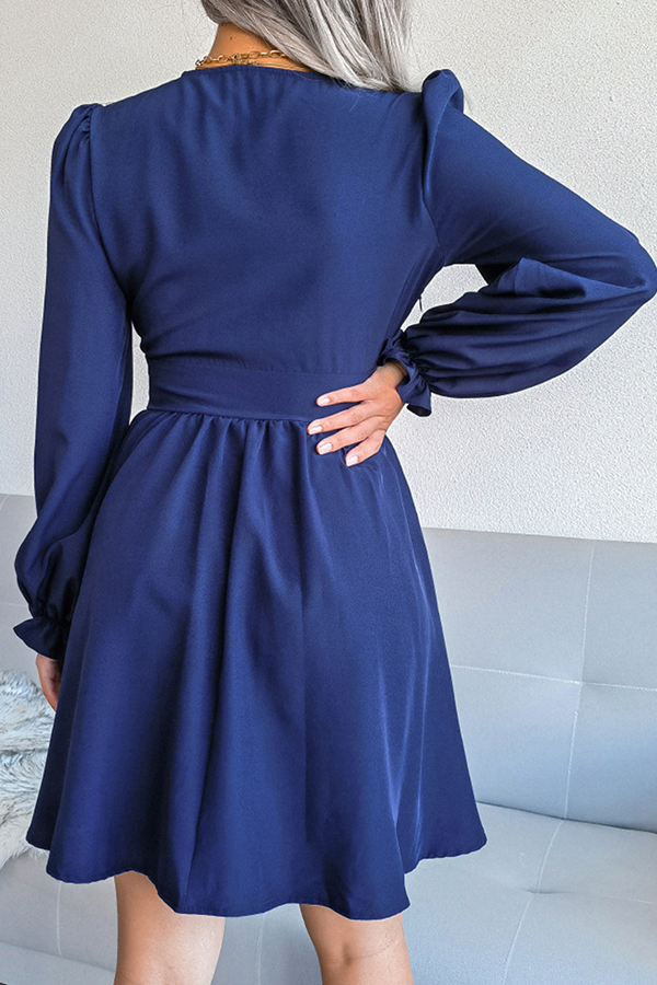 Vestidos elegantes de moda con falda de cintura alta, con pliegues y aberturas laterales.