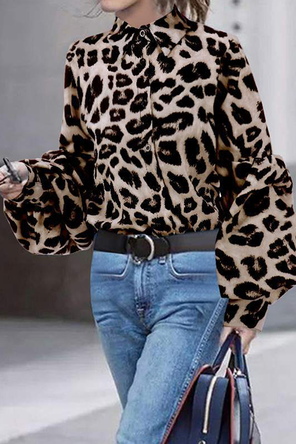 Tops con cuello vuelto y hebilla de leopardo