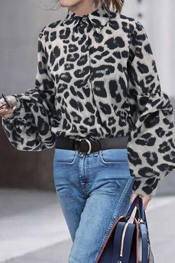 Tops con cuello vuelto y hebilla de leopardo