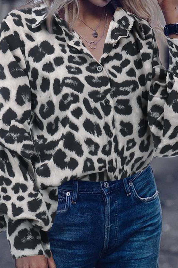 Tops con cuello vuelto y hebilla de leopardo