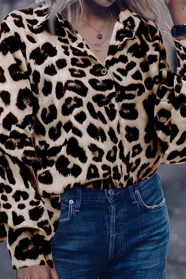 Tops con cuello vuelto y hebilla de leopardo