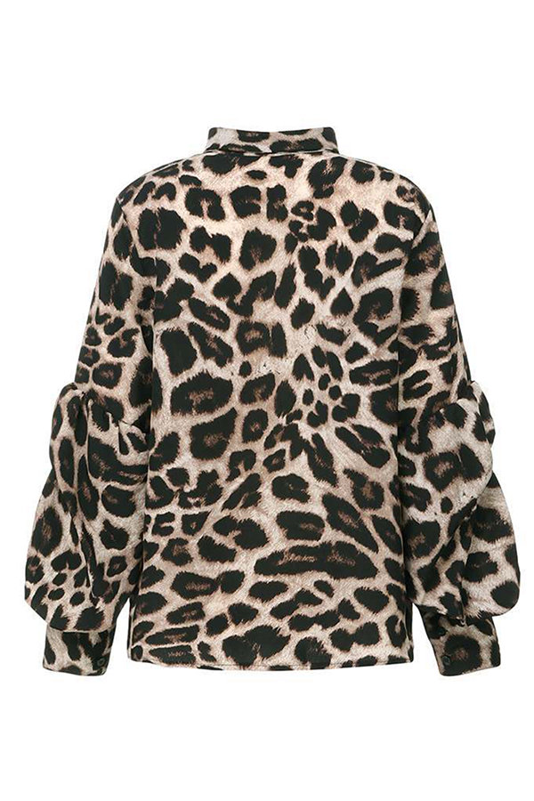 Tops con cuello vuelto y hebilla de leopardo