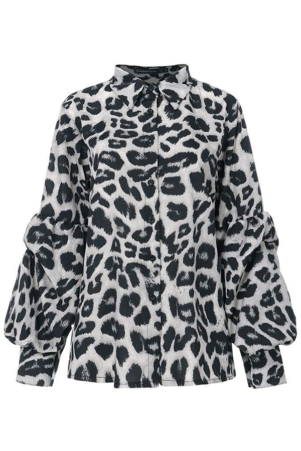 Tops con cuello vuelto y hebilla de leopardo