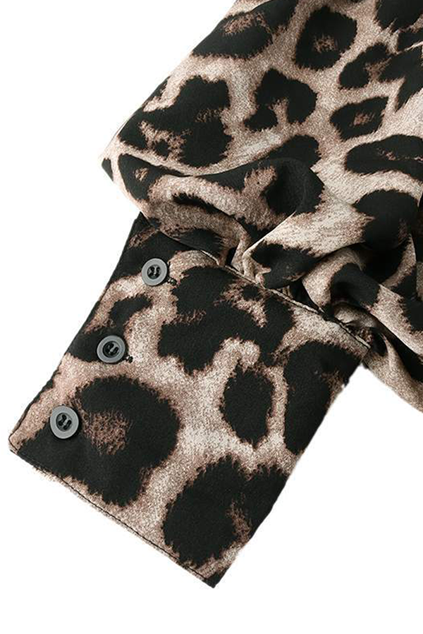 Tops con cuello vuelto y hebilla de leopardo