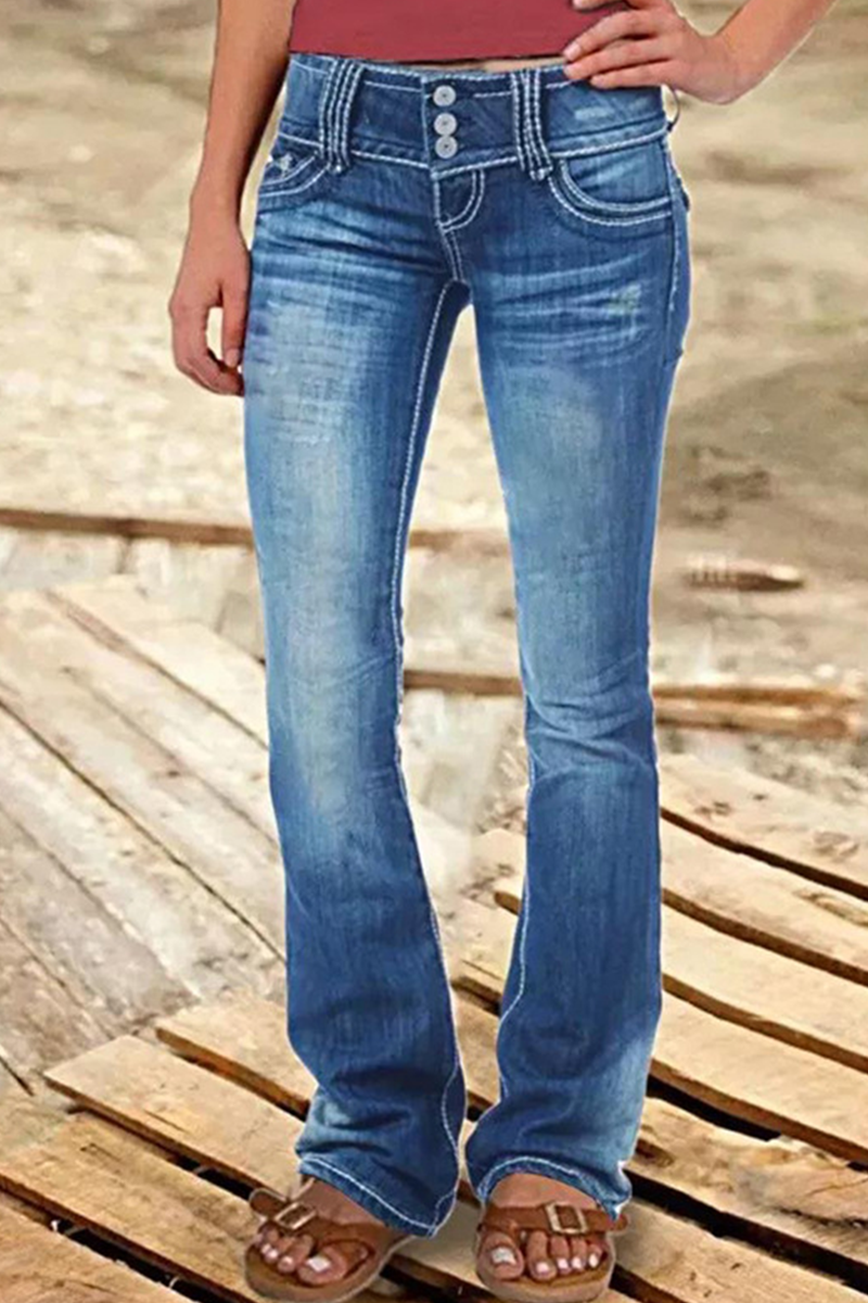 Vaqueros rasgados de tiro alto con corte de bota y diseño de patchwork callejero