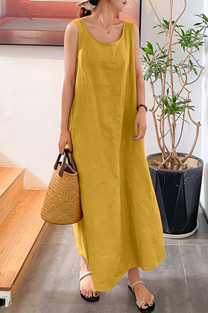 Vestido informal sencillo, liso, con bolsillos, cuello redondo y sin mangas.