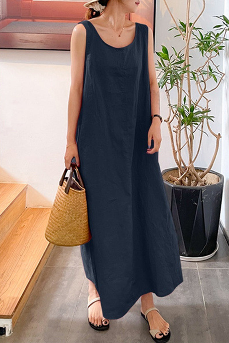 Vestido informal sencillo, liso, con bolsillos, cuello redondo y sin mangas.