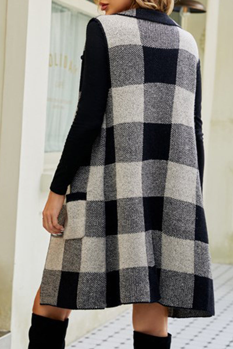Elegante blusa con cuello vuelto y bolsillos de patchwork a cuadros