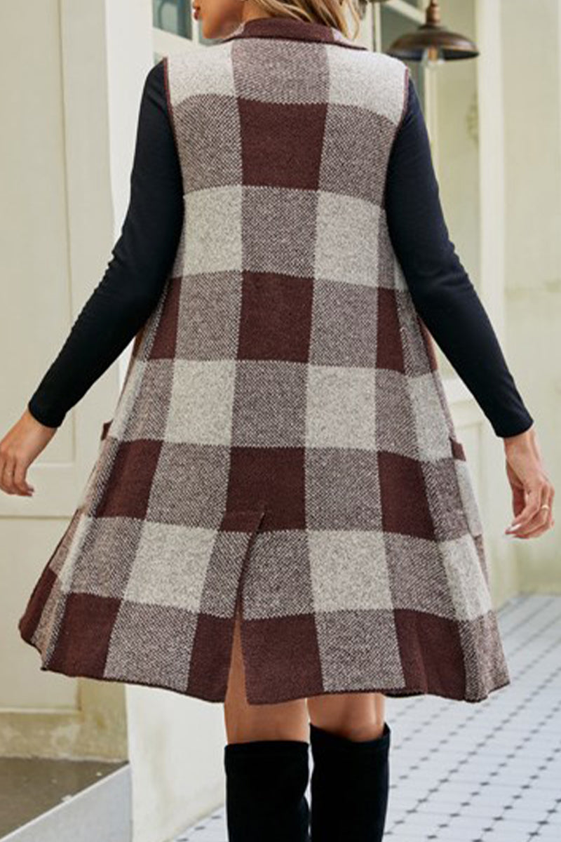 Elegante blusa con cuello vuelto y bolsillos de patchwork a cuadros