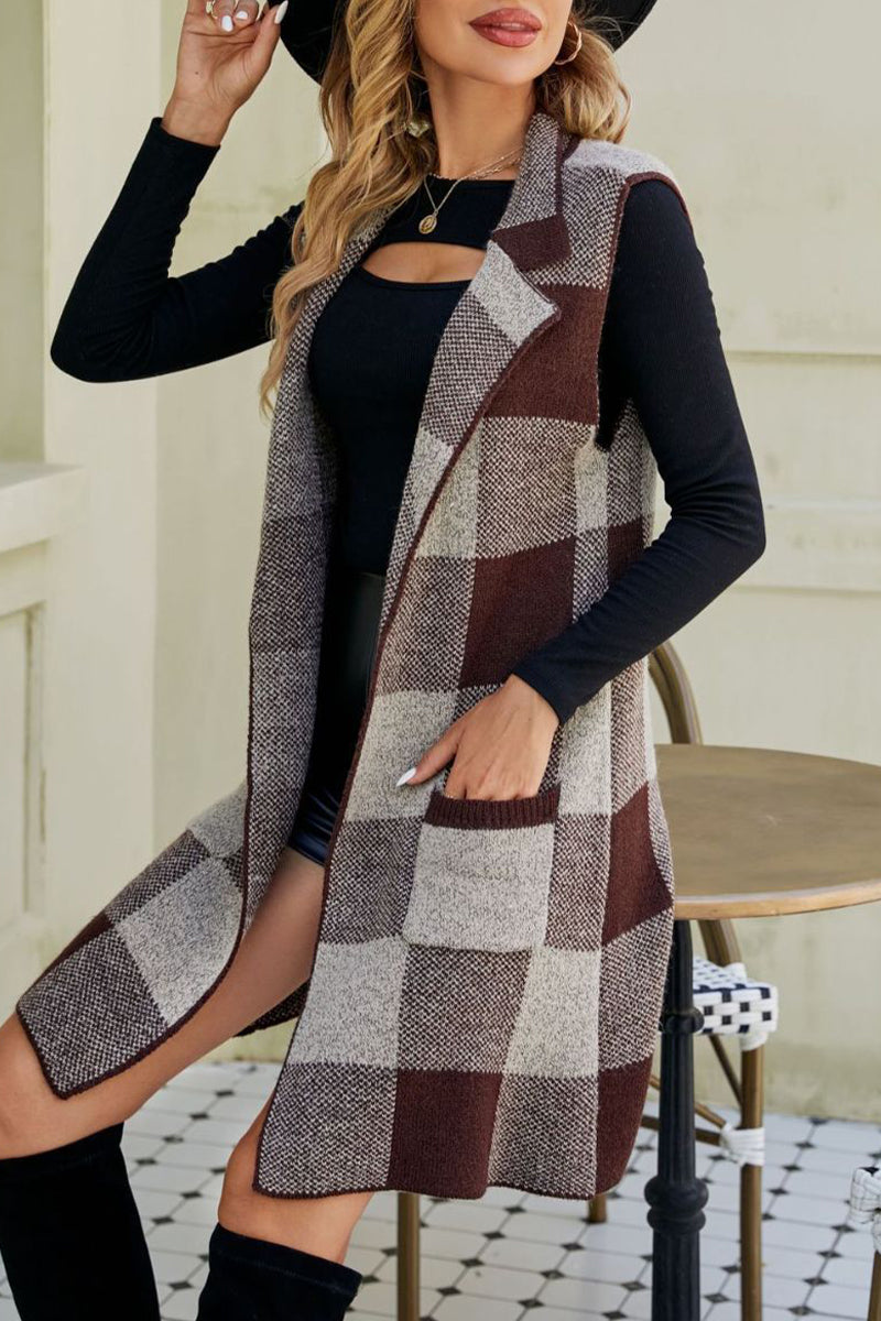 Elegante blusa con cuello vuelto y bolsillos de patchwork a cuadros