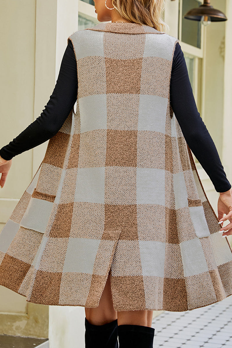 Elegante blusa con cuello vuelto y bolsillos de patchwork a cuadros