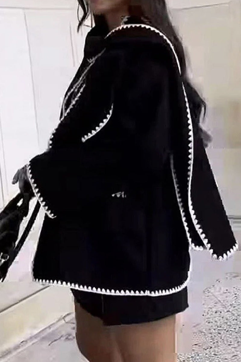 Prenda exterior informal de estilo británico con cuello tipo bufanda y botones lisos en contraste