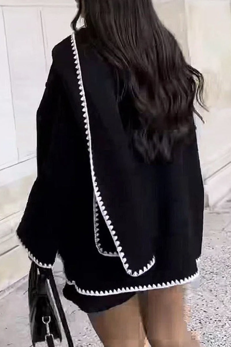 Prenda exterior informal de estilo británico con cuello tipo bufanda y botones lisos en contraste