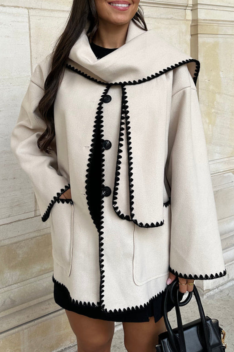 Prenda exterior informal de estilo británico con cuello tipo bufanda y botones lisos en contraste