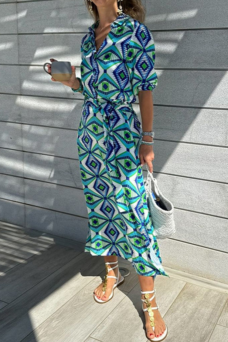 Vestido camisero informal con cuello vuelto, abertura y cordones con estampado geométrico