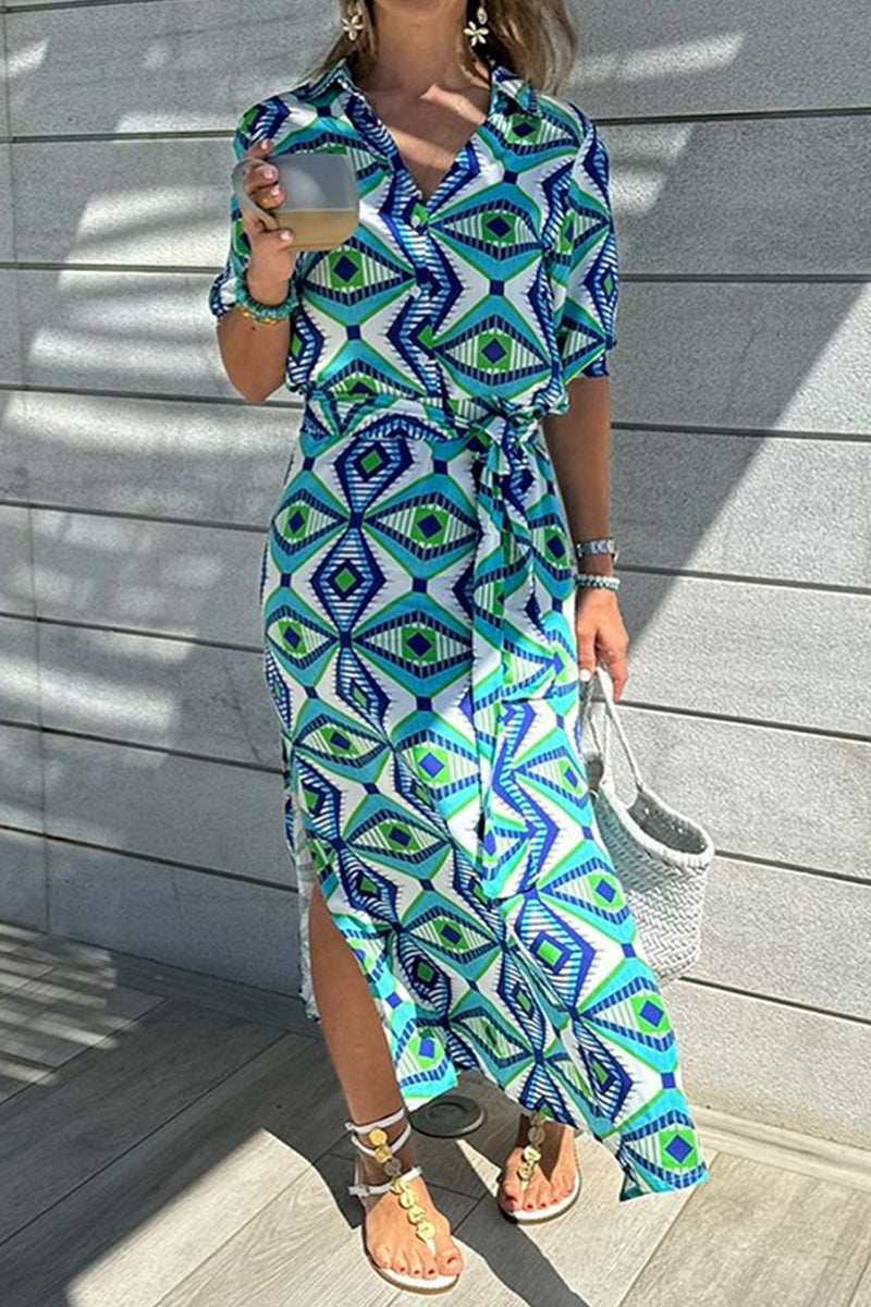 Vestido camisero informal con cuello vuelto, abertura y cordones con estampado geométrico