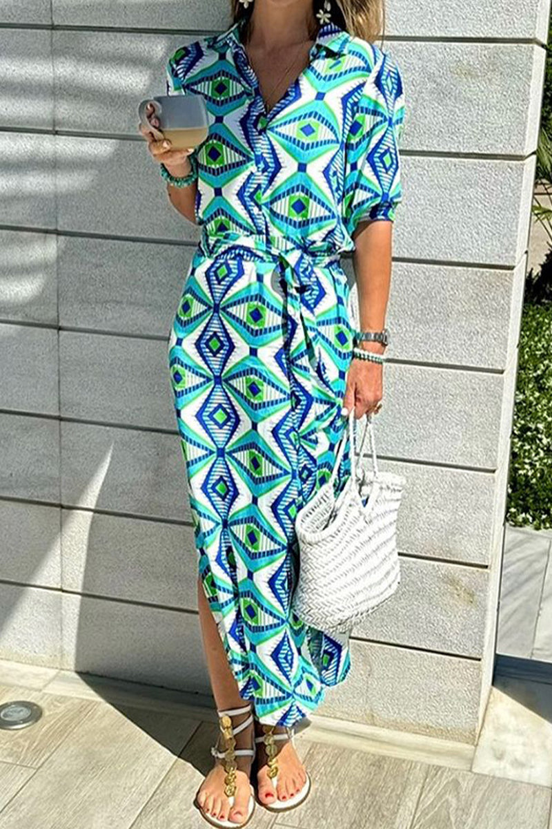 Vestido camisero informal con cuello vuelto, abertura y cordones con estampado geométrico