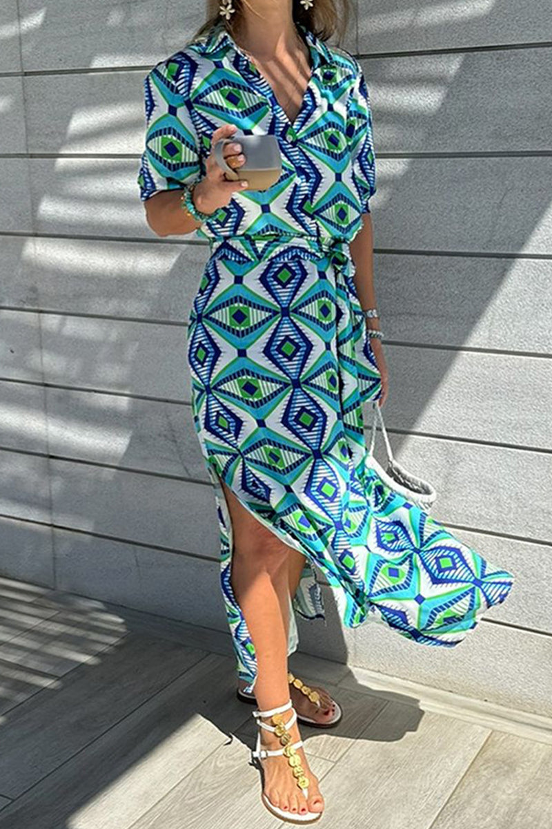 Vestido camisero informal con cuello vuelto, abertura y cordones con estampado geométrico