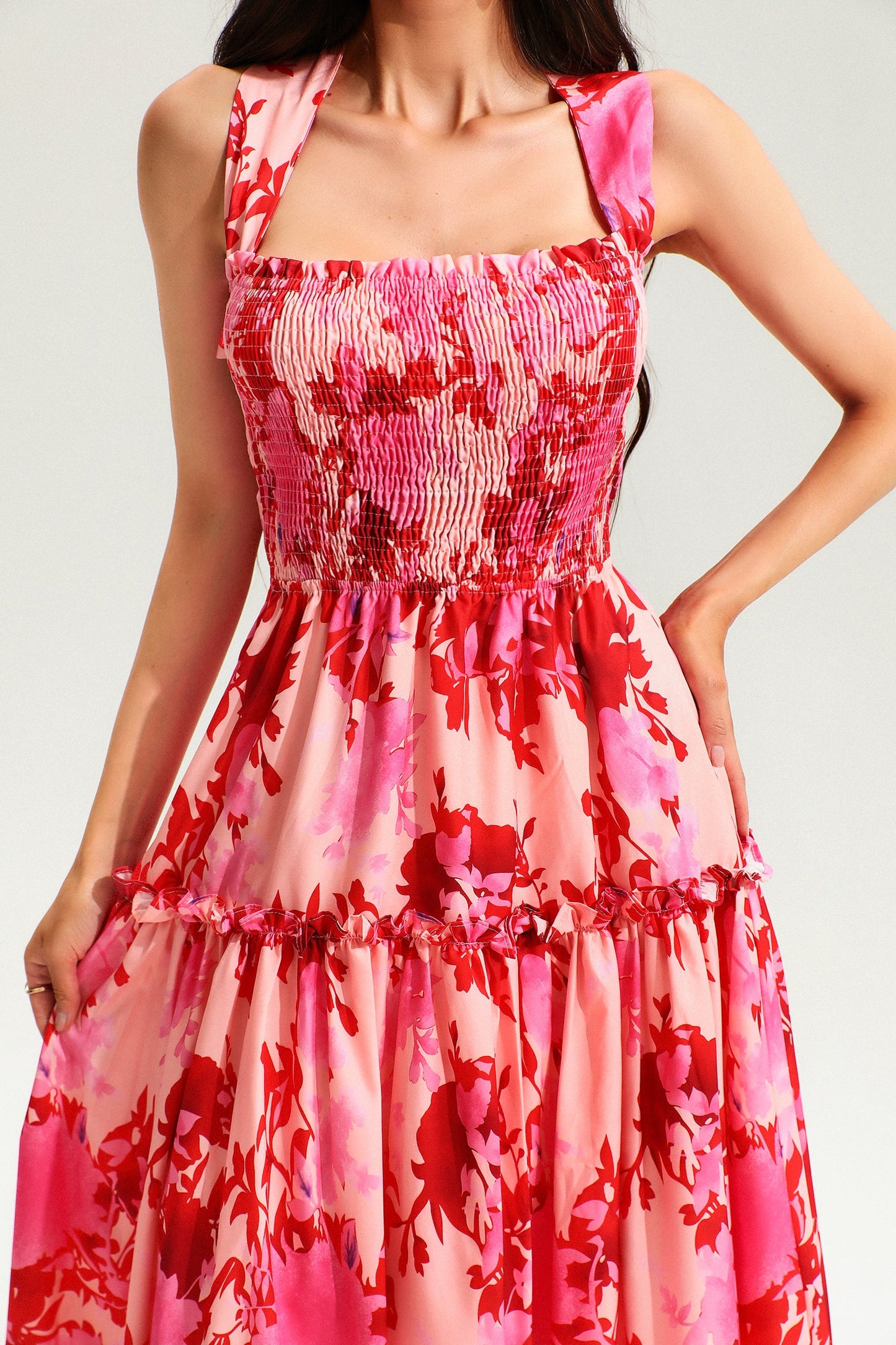 Vestido midi de tirantes elástico fruncido con estampado floral