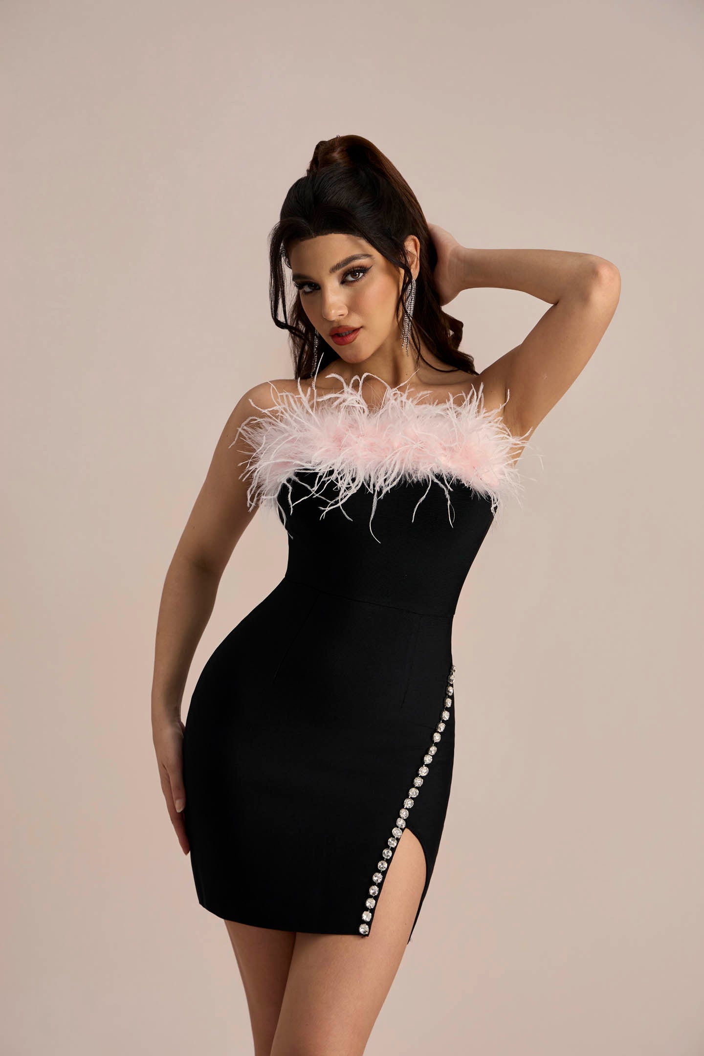 Minivestido Cynthia con cristales y plumas