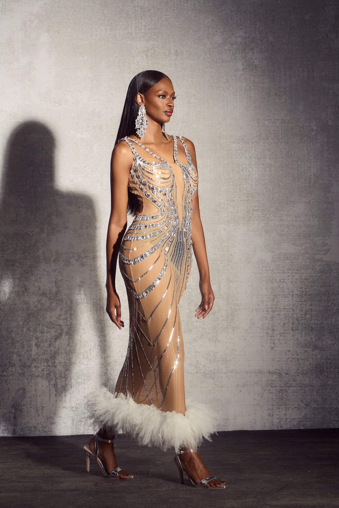 Vestido largo Lena con ribete de plumas y adornos de diamantes de imitación
