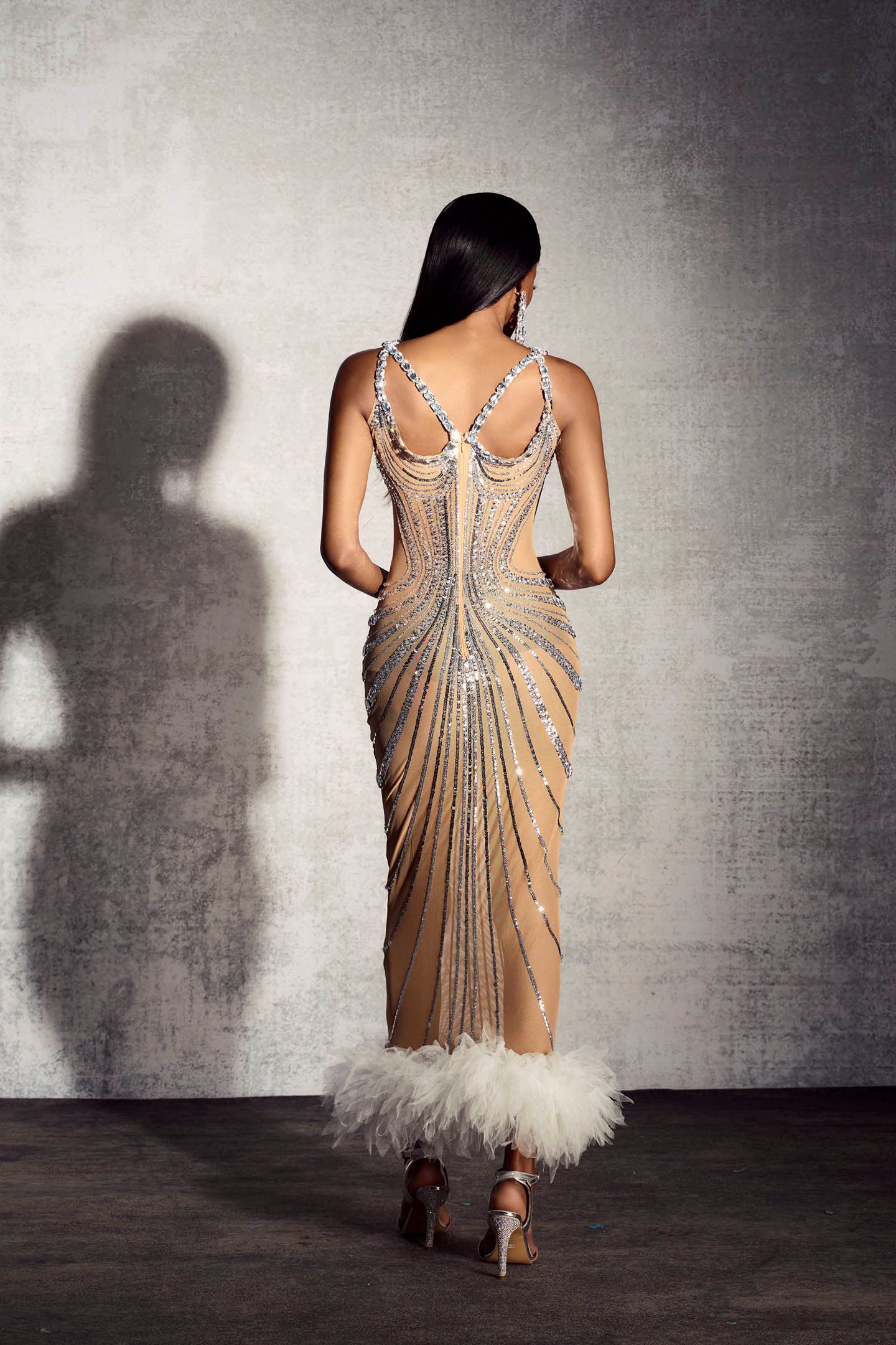 Vestido largo Lena con ribete de plumas y adornos de diamantes de imitación