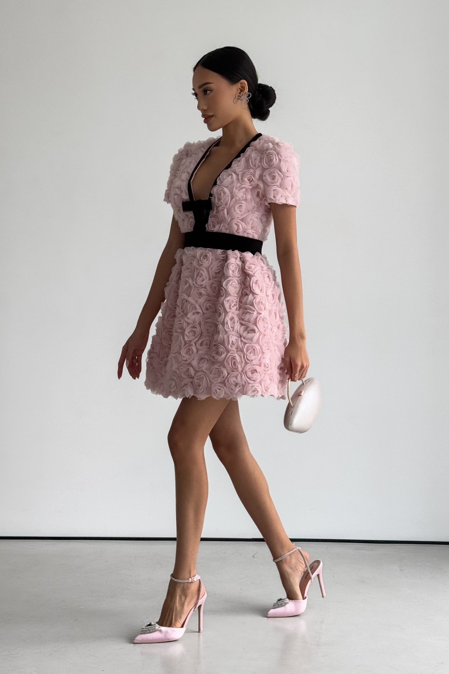Vestido mini con escote en V y adornos de Amelia Rose