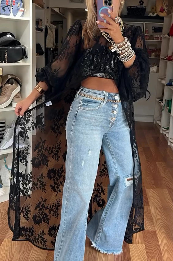 Vaqueros holgados con bordes sin rematar, rotos y bolsillos con botones de moda
