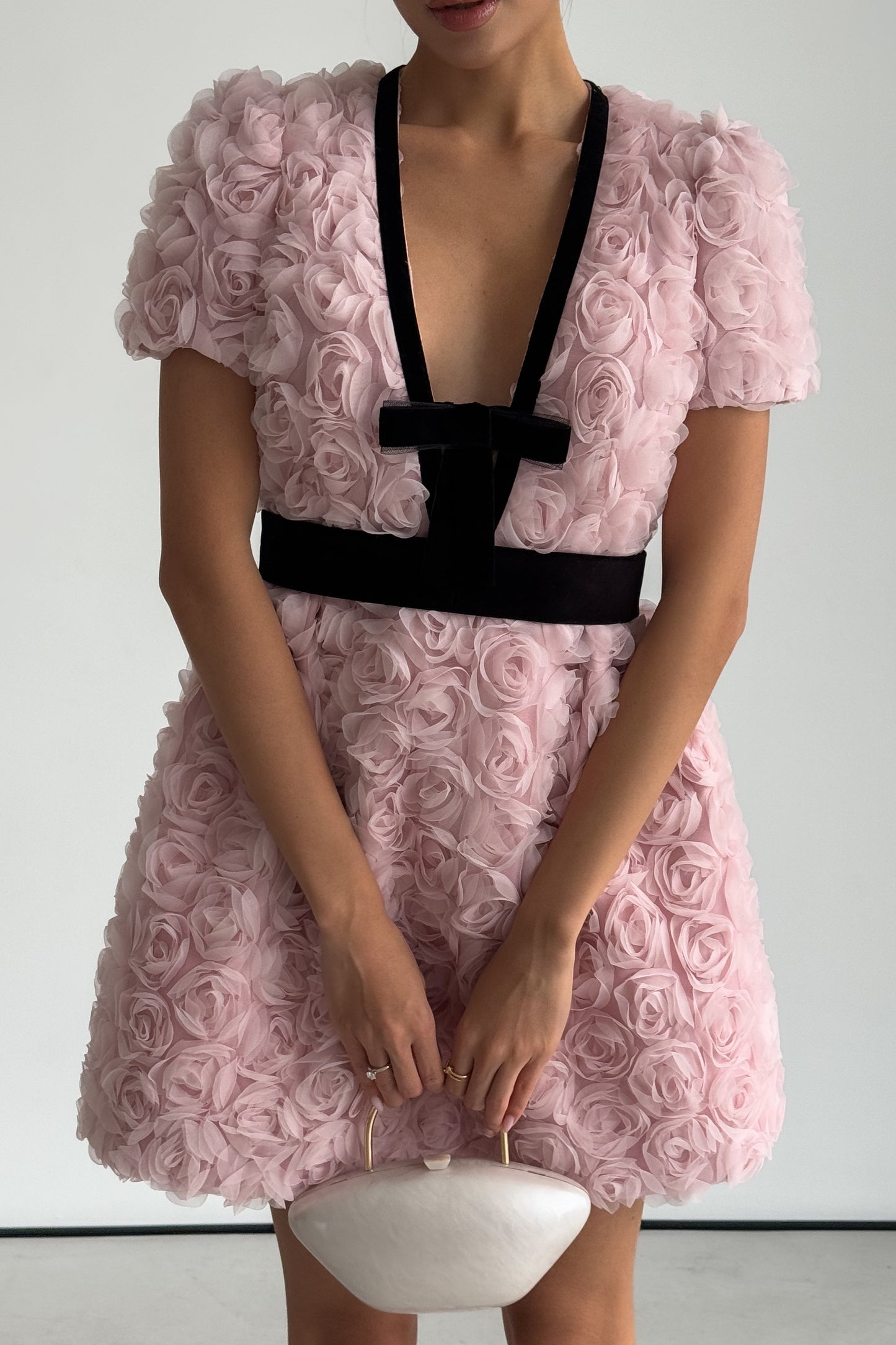 Vestido mini con escote en V y adornos de Amelia Rose