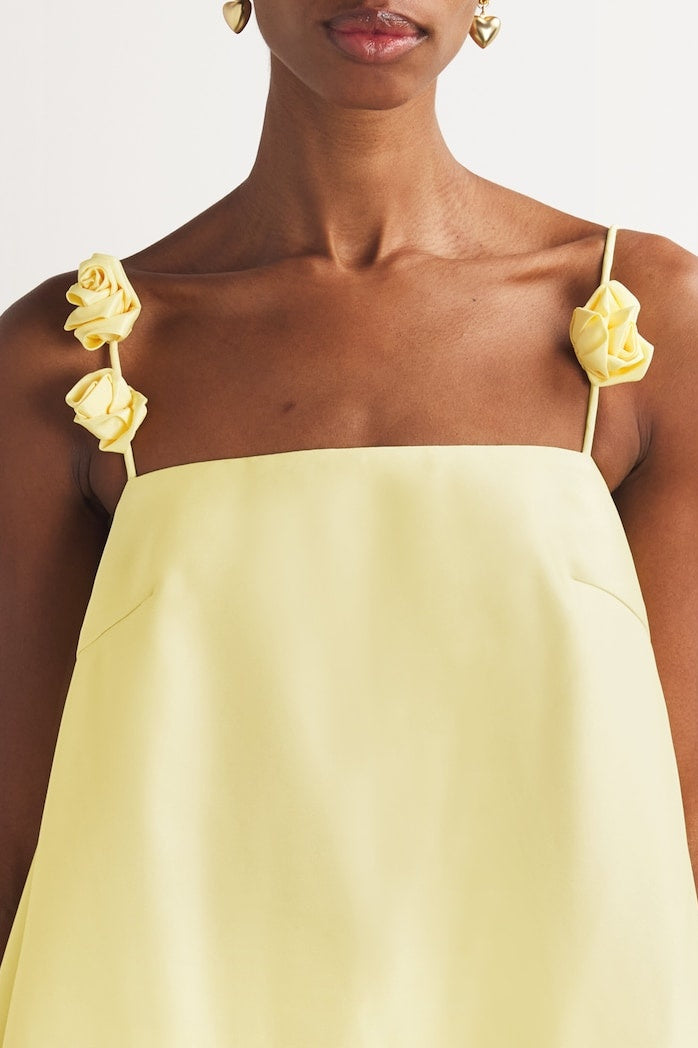 Vestido mini con tirantes finos y detalle de rosas de Emma
