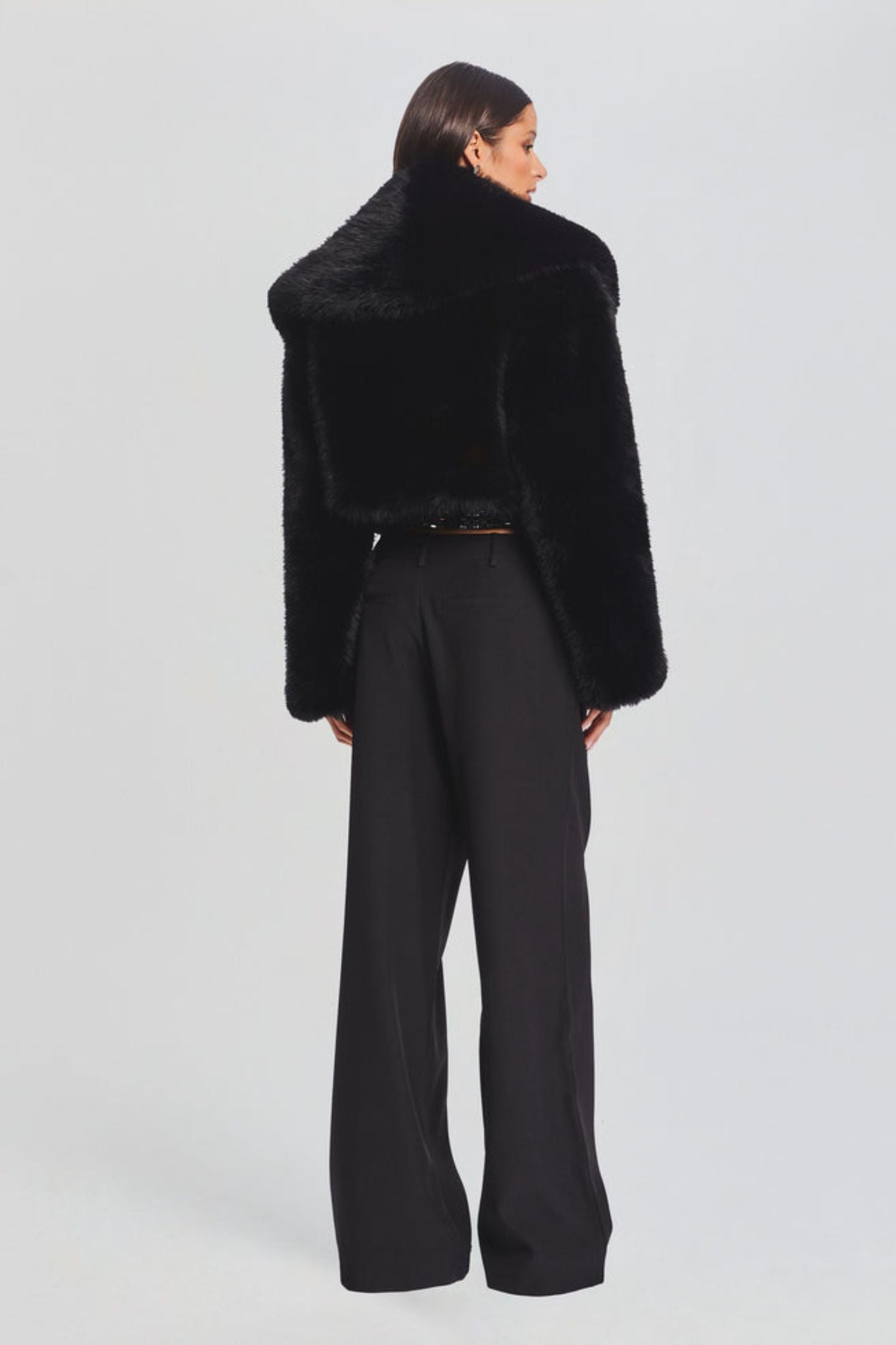 Chaqueta de piel sintética con cuello chal y corte recortado Maud