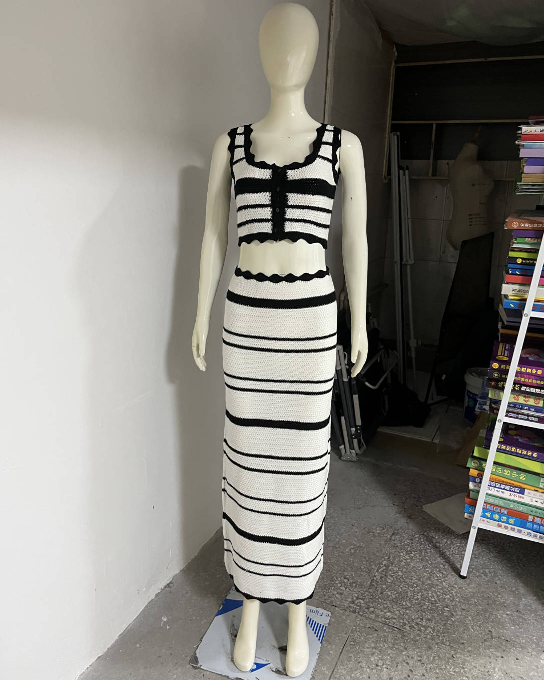 Conjunto de camiseta sin mangas informal a rayas para mujer, estilo bohemio playero con falda larga de color contrastante, tejido de punto