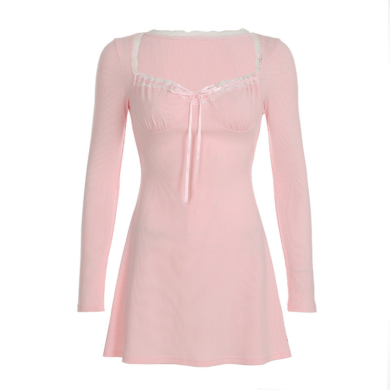 Vestido corto adelgazante con escote en V, manga larga y plisado con costuras de encaje de estilo femenino