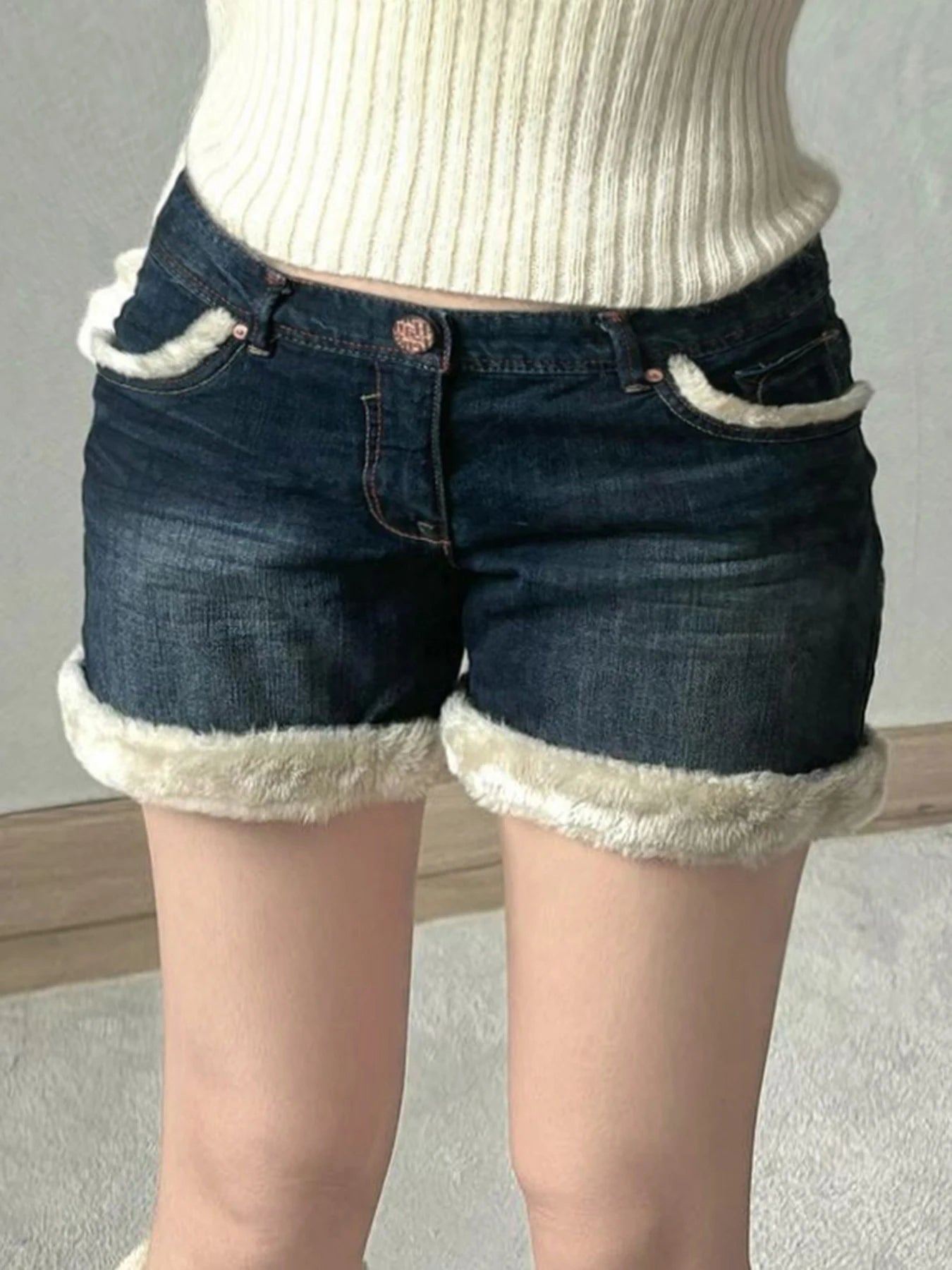 Mini vaqueros con ribete esponjoso kawaii para mujer, estilo chic, suave y dulce, diseño corto azul que combina con todo.