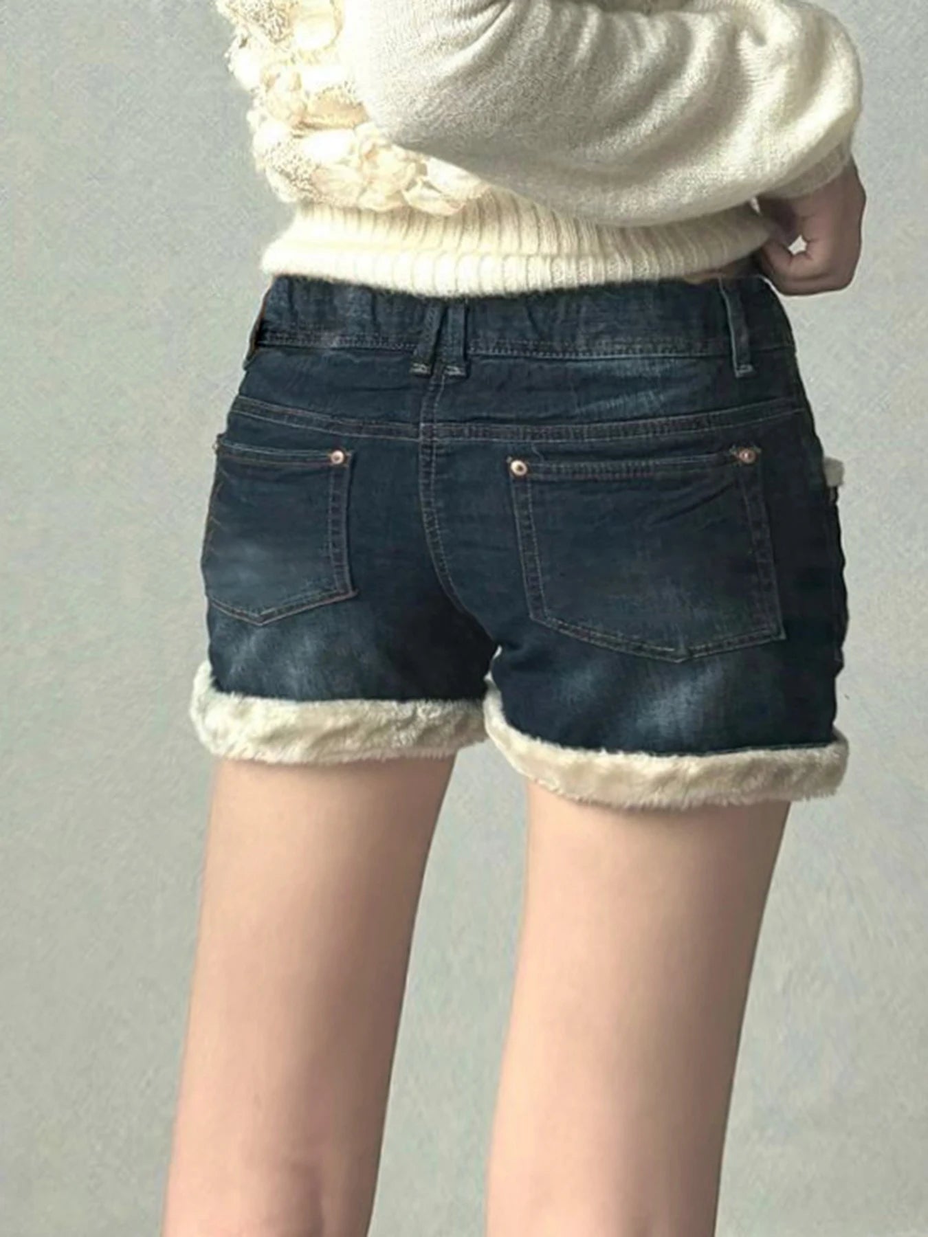 Mini vaqueros con ribete esponjoso kawaii para mujer, estilo chic, suave y dulce, diseño corto azul que combina con todo.