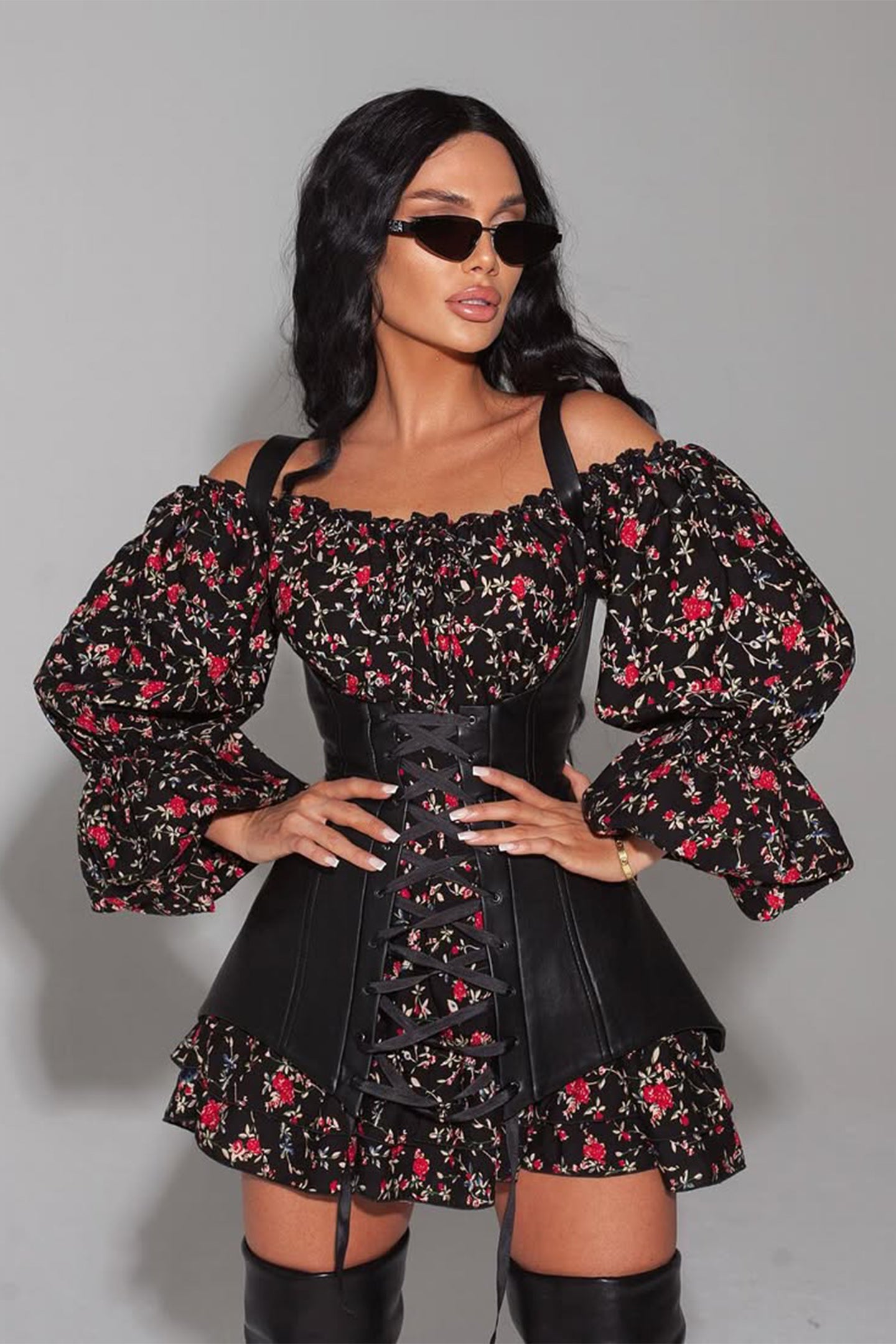 Vestido mini con corsé y estampado floral de Emma