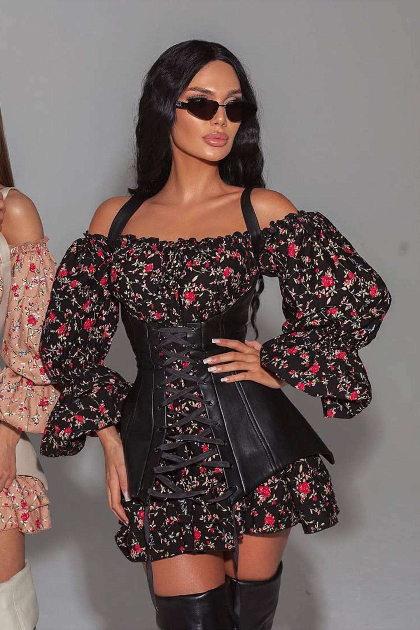 Vestido mini con corsé y estampado floral de Emma
