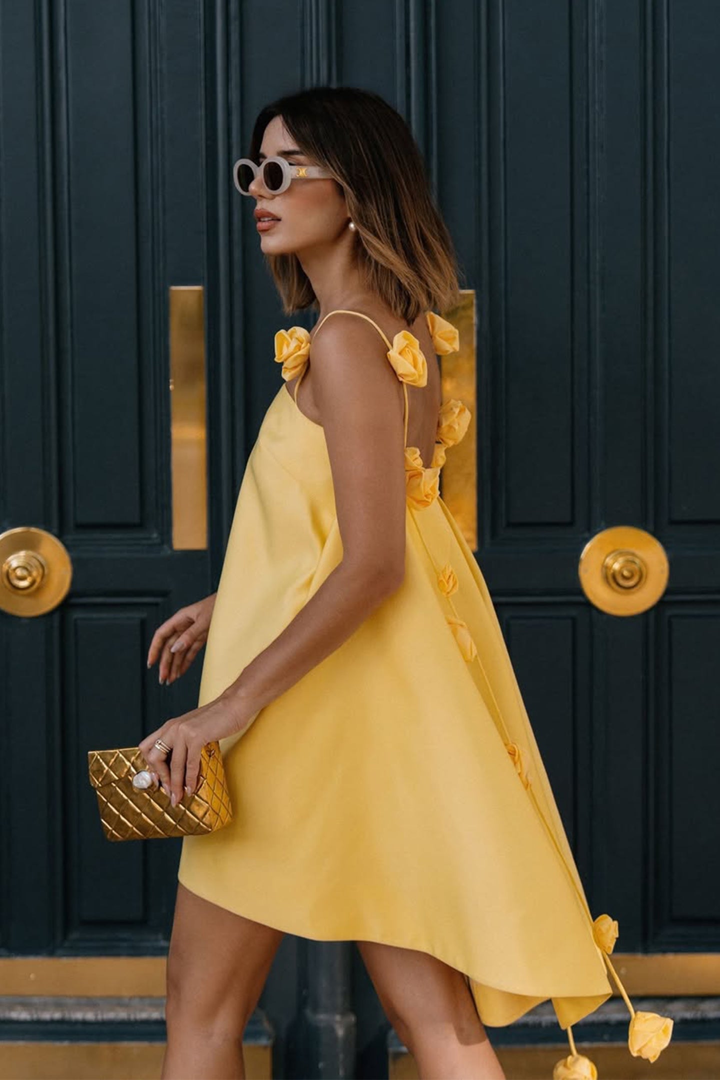 Vestido mini con tirantes finos y detalle de rosas de Emma