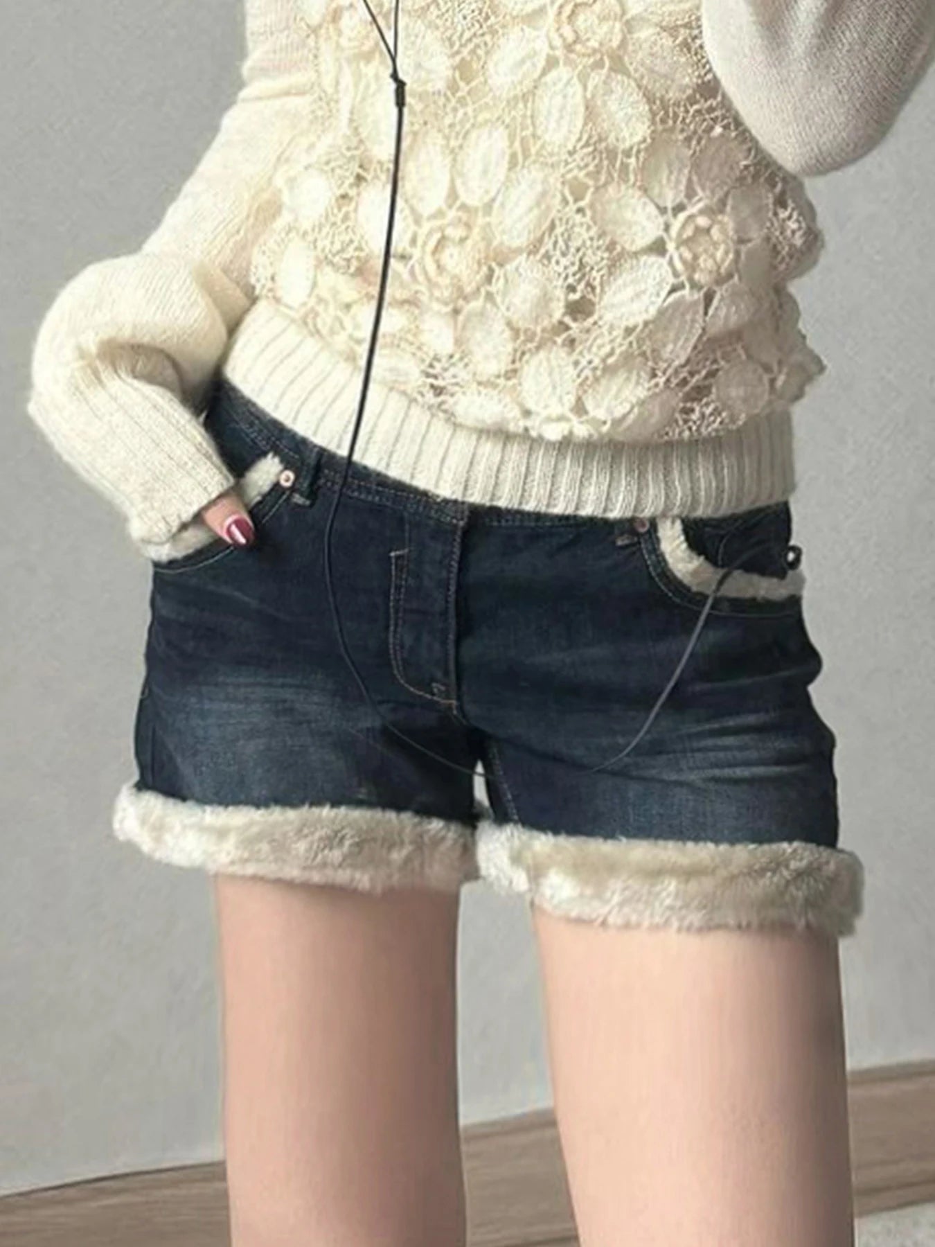 Mini vaqueros con ribete esponjoso kawaii para mujer, estilo chic, suave y dulce, diseño corto azul que combina con todo.